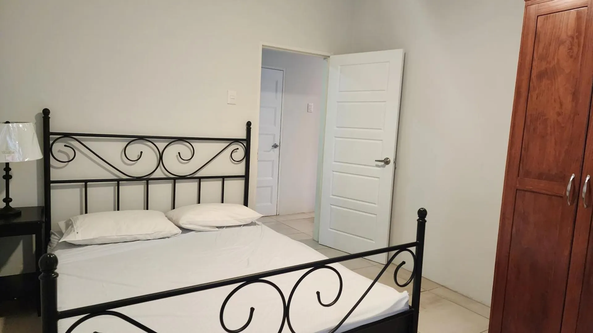 Apartment Robinson Villa..... Your Gateway To Carnival City. Belmont